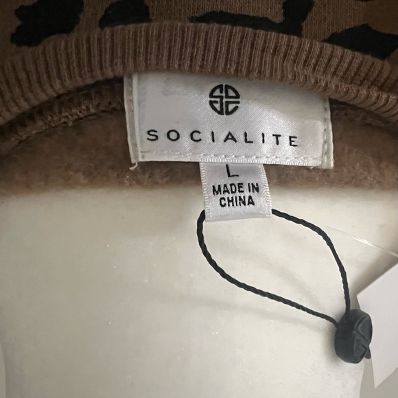 Socialite NWT Cropped Sweatshirt Leopard - Picture 5 of 6